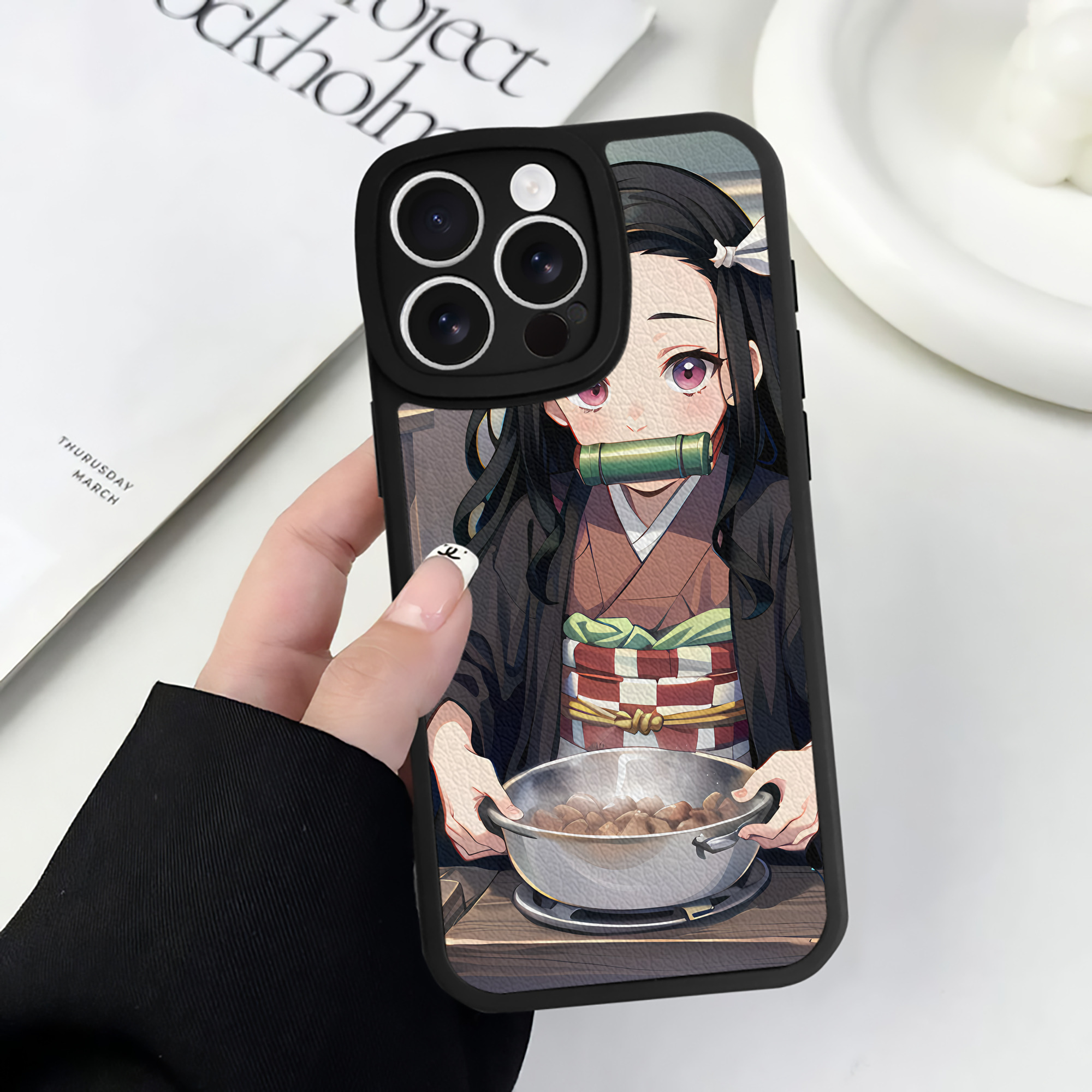 （画像用） 鬼滅の刃（きめつのやいば）竈門 禰󠄀豆子／かまど ねずこ Kamado Nezuko 【iPhone 16シリーズ対応】シリコンスマホケース（レザー調） 材質：シリコン